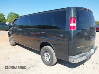 2017 Chevrolet Express Passenger LT z VIN 1GAZGPFGXH1166220, wystawiony jako IAAI lot #42018697 z przebiegiem 206 940 mil mil oraz . Historia ofert i sprzedaży dostępna na DreamBid. Obrazek 3.