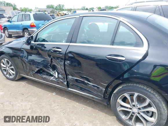 2017 Mercedes-Benz C 300 z VIN 55SWF4KB5HU200236, wystawiony jako IAAI lot #42551004 z przebiegiem 75 802 mil mil oraz . Historia ofert i sprzedaży dostępna na DreamBid. Obrazek 6.