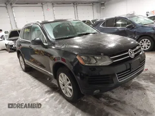 2013 Volkswagen Touareg Exec с VIN WVGEF9BP9DD004013, выставлен на аукционе IAAI как лот 41644882 с пробегом 148 096 миль миль и . История ставок и продаж доступна на DreamBid. Изображение 1.