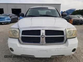 2005 Dodge Dakota SLT z VIN 1D7HW48N15S366026, wystawiony jako Copart lot #55510125 z przebiegiem 66 963 mil mil oraz Tytuł czysty. Historia ofert i sprzedaży dostępna na DreamBid. Obrazek 5.
