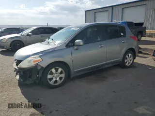 2007 Nissan Versa S z VIN 3N1BC13E67L393211, wystawiony jako Copart lot #58591465 z przebiegiem 133 932 mil mil oraz Szkoda całkowita • Salvage title. Historia ofert i sprzedaży dostępna na DreamBid. Obrazek 1.