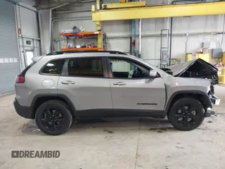 2020 Jeep Cherokee Altitude z VIN 1C4PJMLX6LD501886, wystawiony jako IAAI lot #42118677 z przebiegiem 41 853 mil mil oraz . Historia ofert i sprzedaży dostępna na DreamBid. Obrazek 13.