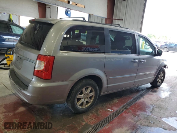 2013 Chrysler Town & Country Touring z VIN 2C4RC1BG2DR554912, wystawiony jako Copart lot #56897675 z przebiegiem 136 299 mil mil oraz Szkody całkowita. Historia ofert i sprzedaży dostępna na DreamBid. Obrazek 3.