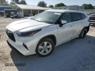 2024 Toyota Highlander LE z VIN 5TDKDRAH0RS544742, wystawiony jako Copart lot #56732115 z przebiegiem 8 745 mil mil oraz Szkoda całkowita • Salvage title. Historia ofert i sprzedaży dostępna na DreamBid. Obrazek 1.