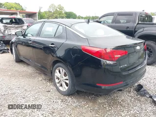2013 Kia Optima LX z VIN 5XXGM4A74DG214208, wystawiony jako IAAI lot #42081326 z przebiegiem 142 877 mil mil oraz . Historia ofert i sprzedaży dostępna na DreamBid. Obrazek 3.