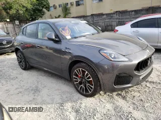 2023 Maserati Grecale Modena z VIN ZN682AVMXP7429614, wystawiony jako Copart lot #81704133 z przebiegiem 836 mil mil oraz . Historia ofert i sprzedaży dostępna na DreamBid. Obrazek 4.