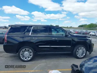 2015 Cadillac Escalade Platinum z VIN 1GYS4PKJ8FR568958, wystawiony jako IAAI lot #42316098 z przebiegiem 152 661 mil mil oraz . Historia ofert i sprzedaży dostępna na DreamBid. Obrazek 13.