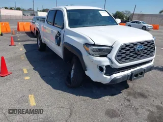 2023 Toyota Tacoma SR5 z VIN 3TMDZ5BN5PM148049, wystawiony jako IAAI lot #41648232 z przebiegiem 22 570 mil mil oraz . Historia ofert i sprzedaży dostępna na DreamBid. Obrazek 1.