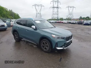 2024 BMW X1 xDrive28i z VIN WBX73EF03R5Y60469, wystawiony jako IAAI lot #42231110 z przebiegiem 6 860 mil mil oraz . Historia ofert i sprzedaży dostępna na DreamBid. Obrazek 1.