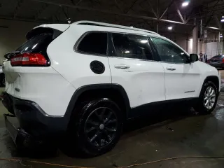 2017 Jeep Cherokee Latitude with VIN 1C4PJLCS6HW514731, listed as a Copart auction lot 88960435 with 121,172 mi miles and Clean Title. Bid and sale history available at carsss.com. Image 3.