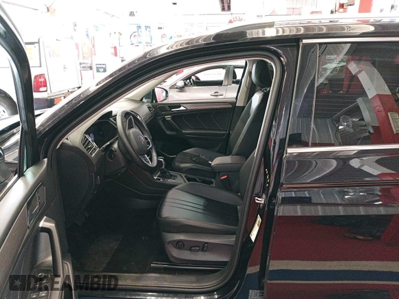 2024 Volkswagen Tiguan SE z VIN 3VV3B7AX4RM076330, wystawiony jako IAAI lot #42752482 z przebiegiem 25 282 mil mil oraz . Historia ofert i sprzedaży dostępna na DreamBid. Obrazek 14.