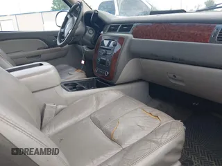 2007 Chevrolet Suburban LTZ z VIN 3GNFC16J77G300428, wystawiony jako IAAI lot #42279084 z przebiegiem Nie podano mil oraz . Historia ofert i sprzedaży dostępna na DreamBid. Obrazek 5.