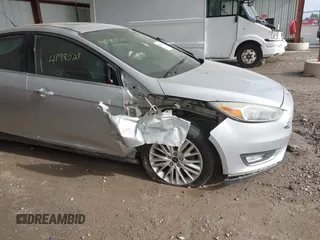 2015 Ford Focus Titanium z VIN 1FADP3N2XFL348149, wystawiony jako IAAI lot #41983021 z przebiegiem 208 765 mil mil oraz . Historia ofert i sprzedaży dostępna na DreamBid. Obrazek 6.