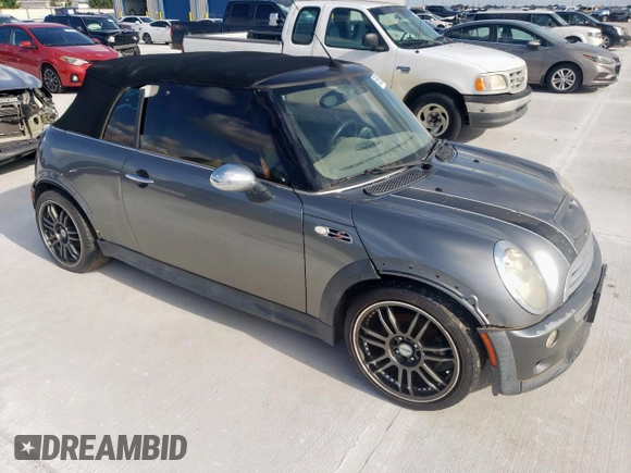 2005 MINI Convertible S z VIN WMWRH33475TF81146, wystawiony jako Copart lot #58586245 z przebiegiem Nie podano mil oraz Szkoda całkowita • Salvage title. Historia ofert i sprzedaży dostępna na DreamBid. Obrazek 4.