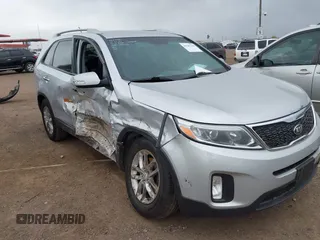 2015 Kia Sorento LX z VIN 5XYKTCA61FG584173, wystawiony jako IAAI lot #41787334 z przebiegiem 165 466 mil mil oraz . Historia ofert i sprzedaży dostępna na DreamBid. Obrazek 1.
