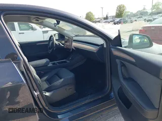 2024 Tesla Model Y Long Range z VIN 7SAYGDEE2RF992489, wystawiony jako IAAI lot #42258232 z przebiegiem 14 771 mil mil oraz . Historia ofert i sprzedaży dostępna na DreamBid. Obrazek 5.