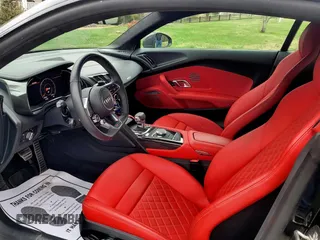 2021 Audi R8 z VIN WUAKBAFX4M7901384, wystawiony jako Copart lot #51984055 z przebiegiem 5 665 mil mil oraz Czysty tytuł • Clean title. Historia ofert i sprzedaży dostępna na DreamBid. Obrazek 6.