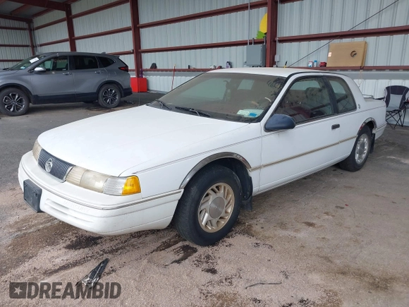 1992 Mercury Cougar z VIN 1MEPM6045NH646487, wystawiony jako IAAI lot #42345310 z przebiegiem 72 579 mil mil oraz . Historia ofert i sprzedaży dostępna na DreamBid. Obrazek 2.
