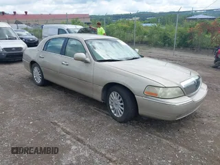 2005 Lincoln Town Car Signature z VIN 1LNHM81W35Y614828, wystawiony jako IAAI lot #42500011 z przebiegiem Nie podano mil oraz . Historia ofert i sprzedaży dostępna na DreamBid. Obrazek 1.