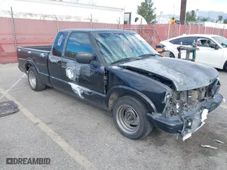 2000 Chevrolet S-10 LS with VIN 1GCCS19W2Y8170281, listed as a IAAI auction lot 41687414 with 186,332 mi miles. Bid and sale history available at carsss.com. Image 1.