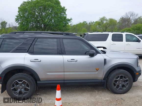 2021 Ford Bronco Sport Badlands z VIN 3FMCR9D99MRA67830, wystawiony jako IAAI lot #42318934 z przebiegiem 129 598 mil mil oraz . Historia ofert i sprzedaży dostępna na DreamBid. Obrazek 13.