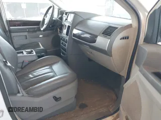 2010 Chrysler Town & Country Touring z VIN 2A4RR5D18AR188314, wystawiony jako IAAI lot #42290075 z przebiegiem 174 120 mil mil oraz . Historia ofert i sprzedaży dostępna na DreamBid. Obrazek 5.