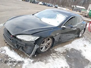 2013 Tesla Model S с VIN 5YJSA1AG2DFP11228, выставлен на аукционе IAAI как лот 41339370 с пробегом 121 237 миль миль и . История ставок и продаж доступна на DreamBid. Изображение 2.