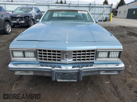 1985 Oldsmobile 88 z VIN 1G3BY37Y7FY316231, wystawiony jako Copart lot #43851075 z przebiegiem 82 641 mil mil oraz Czysty tytuł • Clean title. Historia ofert i sprzedaży dostępna na DreamBid. Obrazek 5.