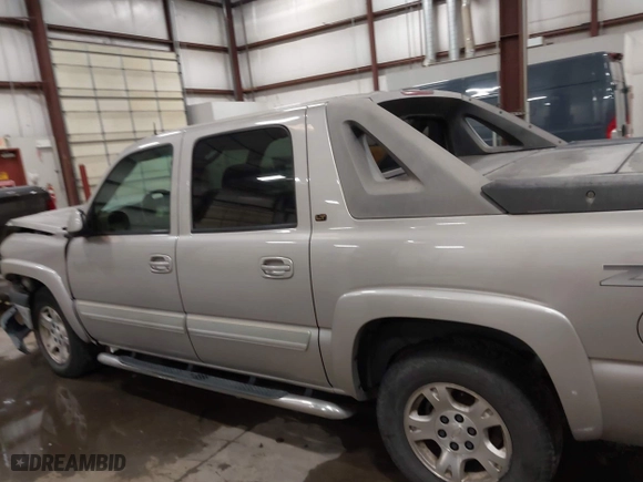 2005 Chevrolet Avalanche Z71 with VIN 3GNEK12Z55G253357, listed as a IAAI auction lot 41425074 with 203,933 mi miles. Bid and sale history available at carsss.com. Image 14.