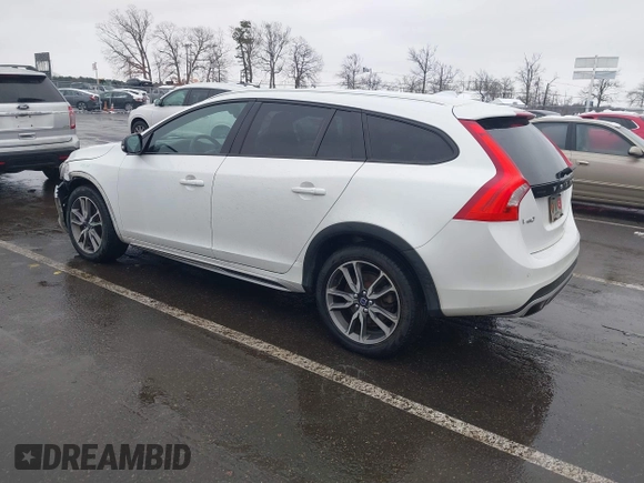 2015 Volvo V60 Cross Country T5 with VIN YV4612HK1F1001764, listed as a IAAI auction lot 41560997 with 69,888 mi miles. Bid and sale history available at carsss.com. Image 3.