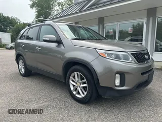 2014 Kia Sorento LX z VIN 5XYKT4A68EG429673, wystawiony jako IAAI lot #42461429 z przebiegiem 211 854 mil mil oraz . Historia ofert i sprzedaży dostępna na DreamBid. Obrazek 1.