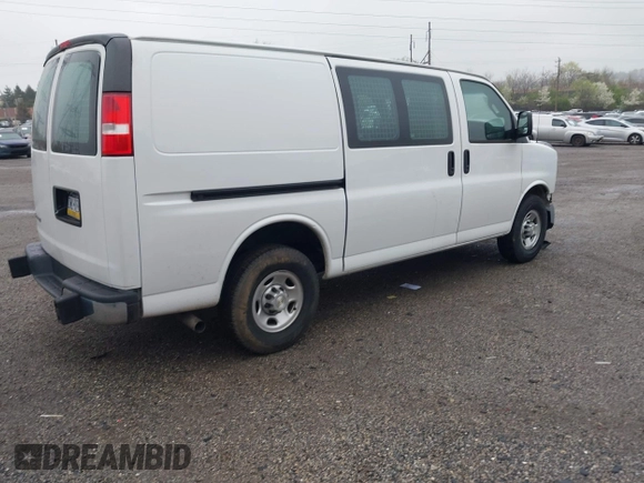2021 Chevrolet Express Cargo z VIN 1GCWGAFP0M1198014, wystawiony jako IAAI lot #41844897 z przebiegiem 57 993 mil mil oraz . Historia ofert i sprzedaży dostępna na DreamBid. Obrazek 4.