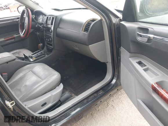 2005 Chrysler 300 Touring z VIN 2C3JA53G15H155185, wystawiony jako IAAI lot #42243504 z przebiegiem 176 557 mil mil oraz . Historia ofert i sprzedaży dostępna na DreamBid. Obrazek 5.