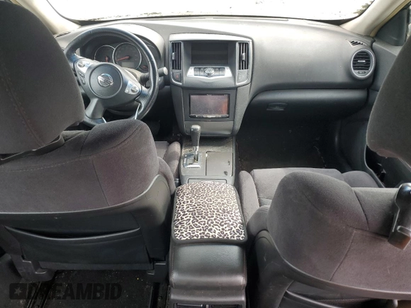 2014 Nissan Maxima SV z VIN 1N4AA5AP5EC470921, wystawiony jako Copart lot #49604805 z przebiegiem Nie podano mil oraz Czysty tytuł • Clean title. Historia ofert i sprzedaży dostępna na DreamBid. Obrazek 8.