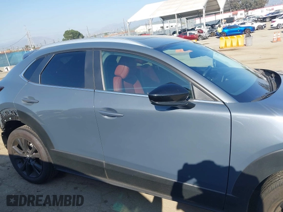 2024 Mazda CX-30 S Carbon Edition z VIN 3MVDMBCM3RM635044, wystawiony jako IAAI lot #41979849 z przebiegiem 15 717 mil mil oraz . Historia ofert i sprzedaży dostępna na DreamBid. Obrazek 14.