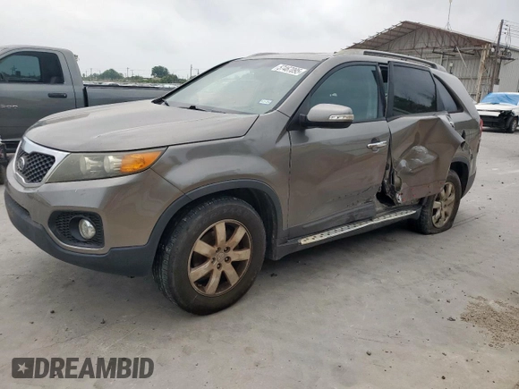 2012 Kia Sorento LX z VIN 5XYKT3A6XCG220216, wystawiony jako Copart lot #57467095 z przebiegiem 116 672 mil mil oraz Szkoda całkowita • Salvage title. Historia ofert i sprzedaży dostępna na DreamBid. Obrazek 1.