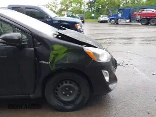 2015 Toyota Prius One z VIN JTDKDTB30F1101631, wystawiony jako IAAI lot #42331068 z przebiegiem 156 631 mil mil oraz . Historia ofert i sprzedaży dostępna na DreamBid. Obrazek 22.