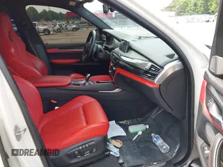 2018 BMW X5 M z VIN 5YMKT6C51J0Y83433, wystawiony jako IAAI lot #42483867 z przebiegiem 59 444 mil mil oraz . Historia ofert i sprzedaży dostępna na DreamBid. Obrazek 5.