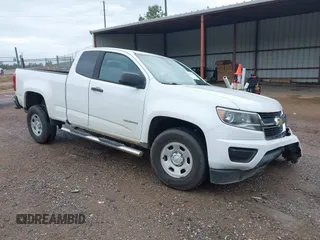 2018 Chevrolet Colorado 2WD Work Truck z VIN 1GCHSBEA9J1200591, wystawiony jako IAAI lot #42103115 z przebiegiem 54 622 mil mil oraz . Historia ofert i sprzedaży dostępna na DreamBid. Obrazek 1.