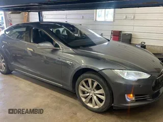 2014 Tesla Model S 60 z VIN 5YJSA1H19EFP37263, wystawiony jako Copart lot #56693575 z przebiegiem 81 798 mil mil oraz Szkoda całkowita • Salvage title. Historia ofert i sprzedaży dostępna na DreamBid. Obrazek 1.