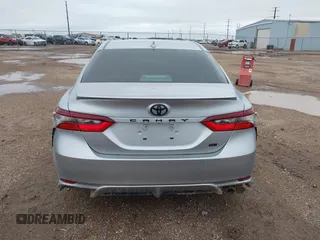 2022 Toyota Camry SE z VIN 4T1G11AK4NU690560, wystawiony jako IAAI lot #42183738 z przebiegiem 53 706 mil mil oraz . Historia ofert i sprzedaży dostępna na DreamBid. Obrazek 17.