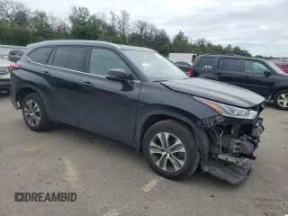 2022 Toyota Highlander XLE with VIN 5TDGZRBH0NS204460, listed as a Copart auction lot 61422635 with 67,880 mi miles and Salvage title. Bid and sale history available at DreamBid. Image 4.