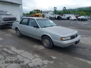 1994 Oldsmobile Cutlass Ciera S z VIN 1G3AG55M3R6317998, wystawiony jako IAAI lot #42413015 z przebiegiem 141 843 mil mil oraz . Historia ofert i sprzedaży dostępna na DreamBid. Obrazek 1.