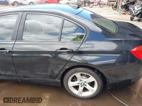 2013 BMW 3 Series 328i xDrive z VIN WBA3B3C52DF536321, wystawiony jako IAAI lot #42004170 z przebiegiem 70 985 mil mil oraz . Historia ofert i sprzedaży dostępna na DreamBid. Obrazek 6.
