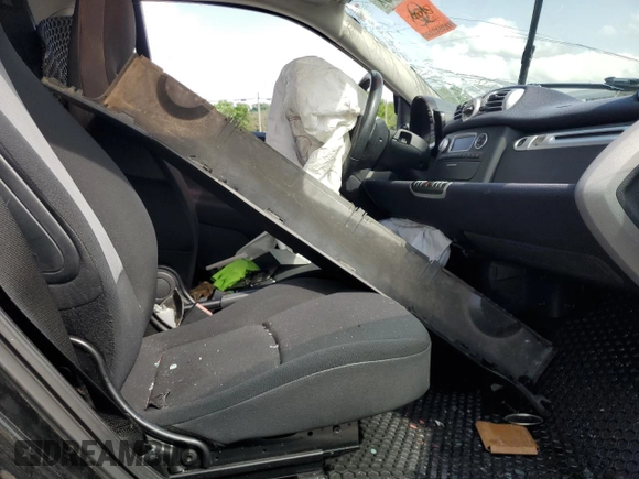 2015 Smart fortwo Passion z VIN WMEEJ3BA8FK811537, wystawiony jako Copart lot #57823255 z przebiegiem Nie podano mil oraz Szkoda całkowita • Salvage title. Historia ofert i sprzedaży dostępna na DreamBid. Obrazek 7.