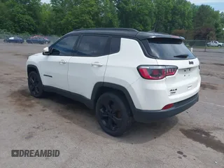 2018 Jeep Compass Latitude z VIN 3C4NJDBBXJT304529, wystawiony jako IAAI lot #42637865 z przebiegiem 112 662 mil mil oraz . Historia ofert i sprzedaży dostępna na DreamBid. Obrazek 3.