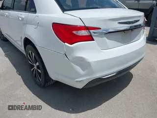 2014 Chrysler 200 LX z VIN 1C3CCBAB3EN207688, wystawiony jako IAAI lot #42086295 z przebiegiem 137 547 mil mil oraz . Historia ofert i sprzedaży dostępna na DreamBid. Obrazek 12.