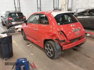 2018 FIAT 500e z VIN 3C3CFFGE4JT377259, wystawiony jako IAAI lot #41940039 z przebiegiem 61 053 mil mil oraz . Historia ofert i sprzedaży dostępna na DreamBid. Obrazek 3.