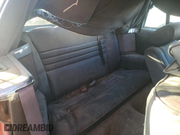 1989 Chrysler LeBaron z VIN 1C3XJ45K0KG251502, wystawiony jako Copart lot #87112404 z przebiegiem 166 445 mil mil oraz Tytuł czysty. Historia ofert i sprzedaży dostępna na DreamBid. Obrazek 10.