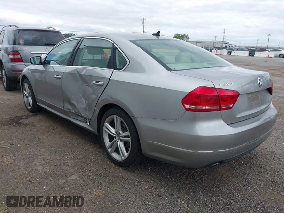 2014 Volkswagen Passat SE z VIN 1VWBN7A3XEC022098, wystawiony jako IAAI lot #42130334 z przebiegiem 88 433 mil mil oraz . Historia ofert i sprzedaży dostępna na DreamBid. Obrazek 3.